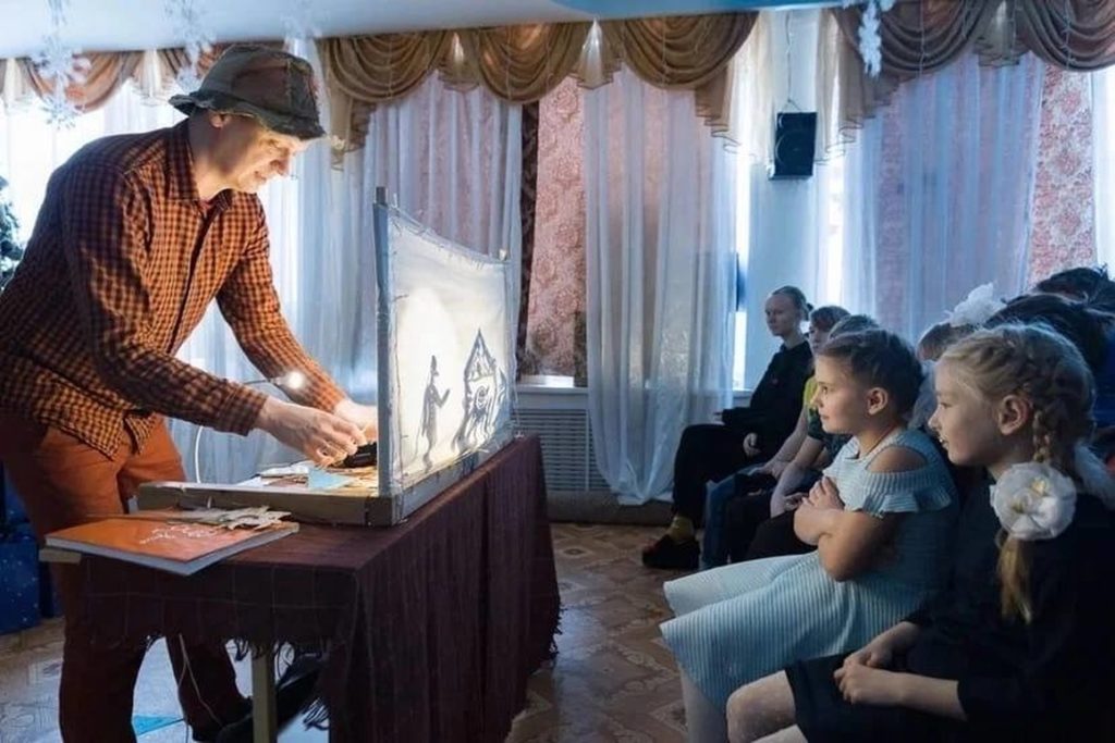 Объединяя театром